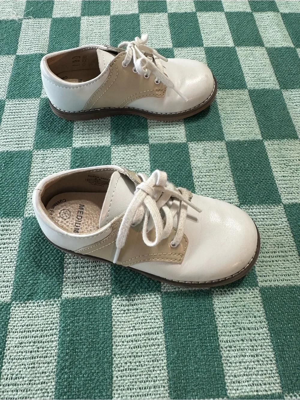 FootMates Cheer Saddle Oxford Shoes in White and Ecru Size 9.5